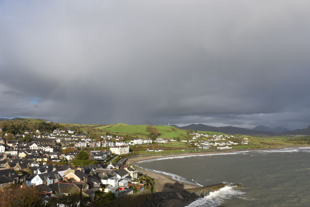 Vila costeira com céu nublado