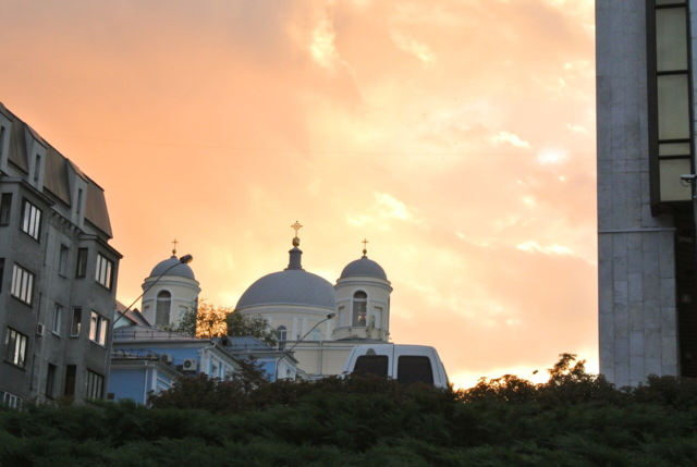 Igreja ao entardecer com céu alaranjado