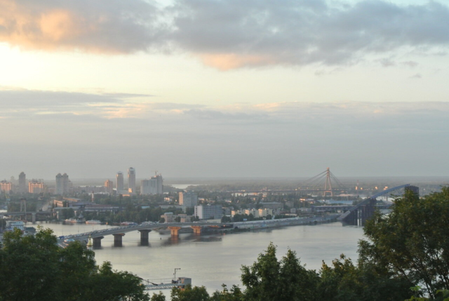 Rio com ponte e skyline urbano